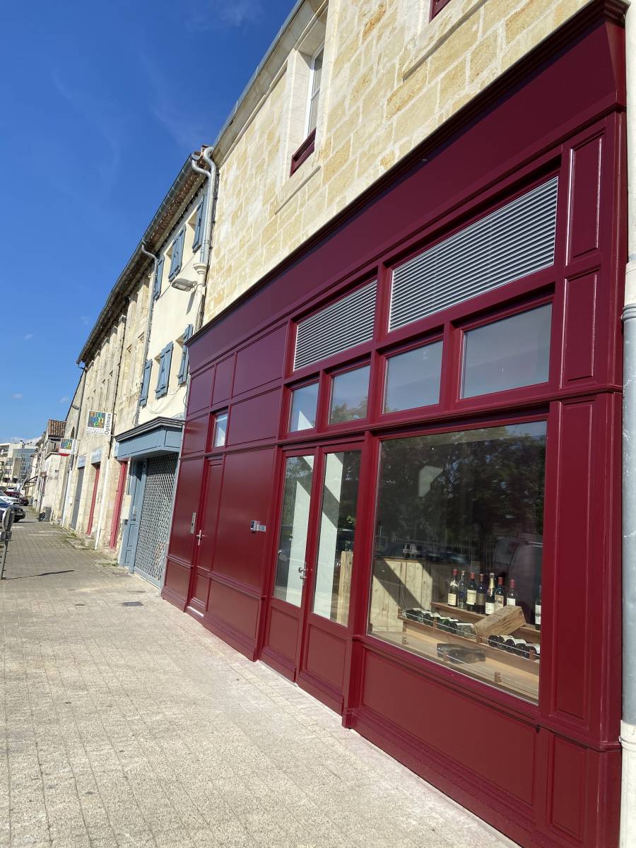 Vitrine de magasin proche St Emilion